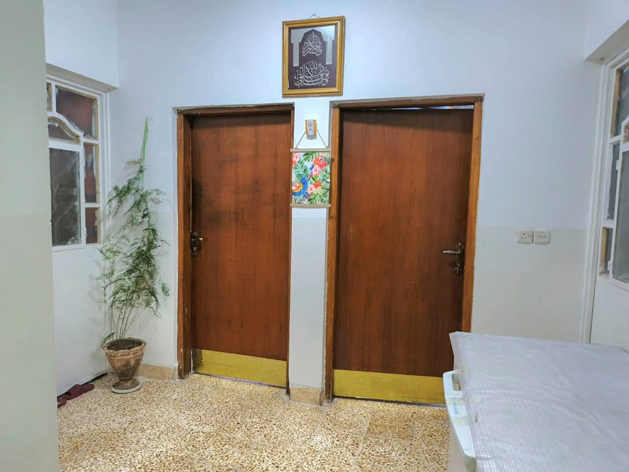 عليكم السلام.
دار للبيع 
مساحة ٣٠٠ متر  في مزارع الحدباء قرب جامع التواب الرحيم البناء عبارة كراج وحديقة كبيرة  وعن طابقين و بيتونة كبيرة...
الطابق الاول :-
مطبخ واستقبال وهول كبير وهول صغير ثاني وغرف نوم عدد ٢ ومناور وصحيات...
الطابق الثاني :-
اربع غرف نوم  مع سويت  خاص لكل غرفة  وهول كبير وصحيات...
ملاحظة....يمكن عزل الطابق الثاني عن الطابق الاول...
للاستفسار مراسلة الصفحة او الاتصال على الرقم التالي ***********.
مكتب المصطفى العقاري موصل حي البلديات مقابل متنزة الكفاءات
