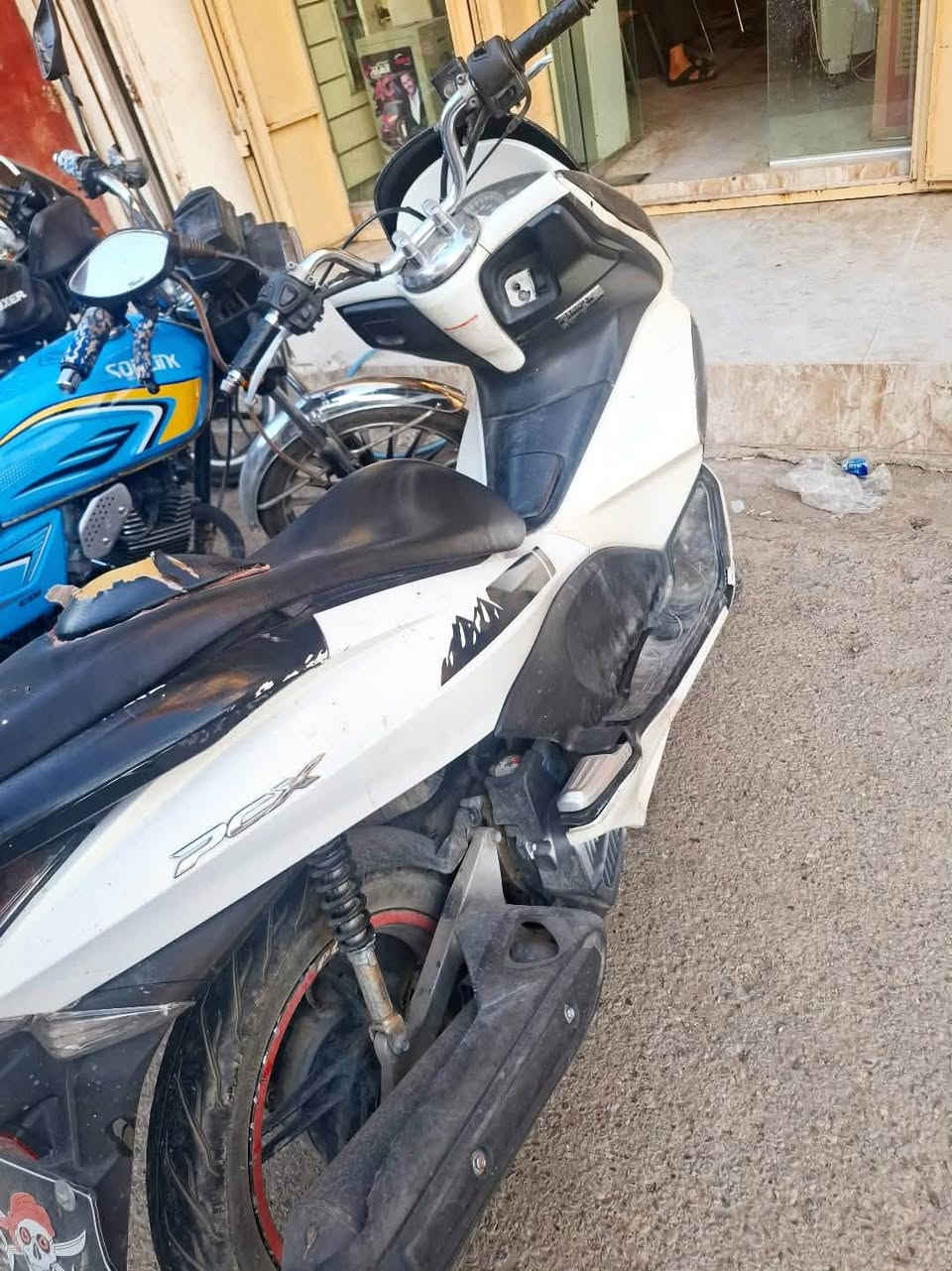 السلام عليكم دراجه لبيع بي سي اكس جيل اول دراجه مستعجل عل بيعتها عندي ضرف  نظيفه وخير من الله برغي واحد ممفتوح بيها ماشيه 43 
تواصل خاص او اتصال عل رقم ***********
