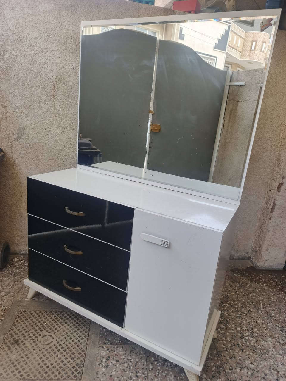 سلام عليكم ميز تواليت تركي نضيف مكاني بغداد المشتل قرب اسواق فدوه ب75وبي مجال خاص او تصل ***********بي وتساب
