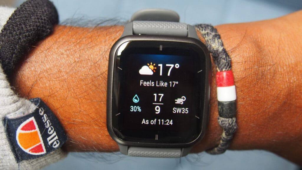 ساعة Garmin Venu Sq 2 خياراً ممتازاً للجمع بين الأناقة والوظائف الرياضية المتقدمة. إليك تفاصيل مواصفاتها وإجابة سؤالك حول دعم الاتصال:
يمكنك:
استقبال التنبيهات: عرض الإشعارات، الرسائل، والمكالمات الواردة من هاتفك الذكي.
الردود النصية: إرسال ردود نصية سريعة ومعدة مسبقاً (لمستخدمي أندرويد فقط).
أبرز مواصفات Garmin Venu Sq 2:
الشاشة: من نوع AMOLED ساطعة مقاس 1.41 بوصة، توفر ألواناً حيوية ووضوحاً عالياً حتى تحت أشعة الشمس.
البطارية: قوية جداً تدوم حتى 11 يوماً في وضع الساعة الذكية، وحتى 26 ساعة عند تشغيل نظام GPS بشكل مستمر.
مراقبة الصحة:
قياس معدل ضربات القلب من المعصم على مدار الساعة.
تتبع مستويات الطاقة في الجسم (Body Battery).
مراقبة جودة النوم المتقدمة وتتبع التوتر والدورة الشهرية.
مستشعر تشبع الأكسجين في الدم (Pulse Ox).
الرياضة واللياقة: تضم أكثر من 25 تطبيقاً رياضياً محملاً مسبقاً (للجري، السباحة، ركوب الدراجات، التنس، وغيرها).
المتانة: الشاشة محمية بزجاج Corning Gorilla Glass 3، وإطار من الألومنيوم خفيف الوزن، مع مقاومة للماء حتى عمق 50 متراً.
التوافق: تعمل بسلاسة مع هواتف iPhone و Android.
تدعم خرائط العراق واللغه العربي 
نظافة 99 متواجد على الخاص


**إذا كنت صاحب هذا الإعلان وتريد حذفه لأي سبب، رجاءا أرسل رسالة إلى الدعم الفني**