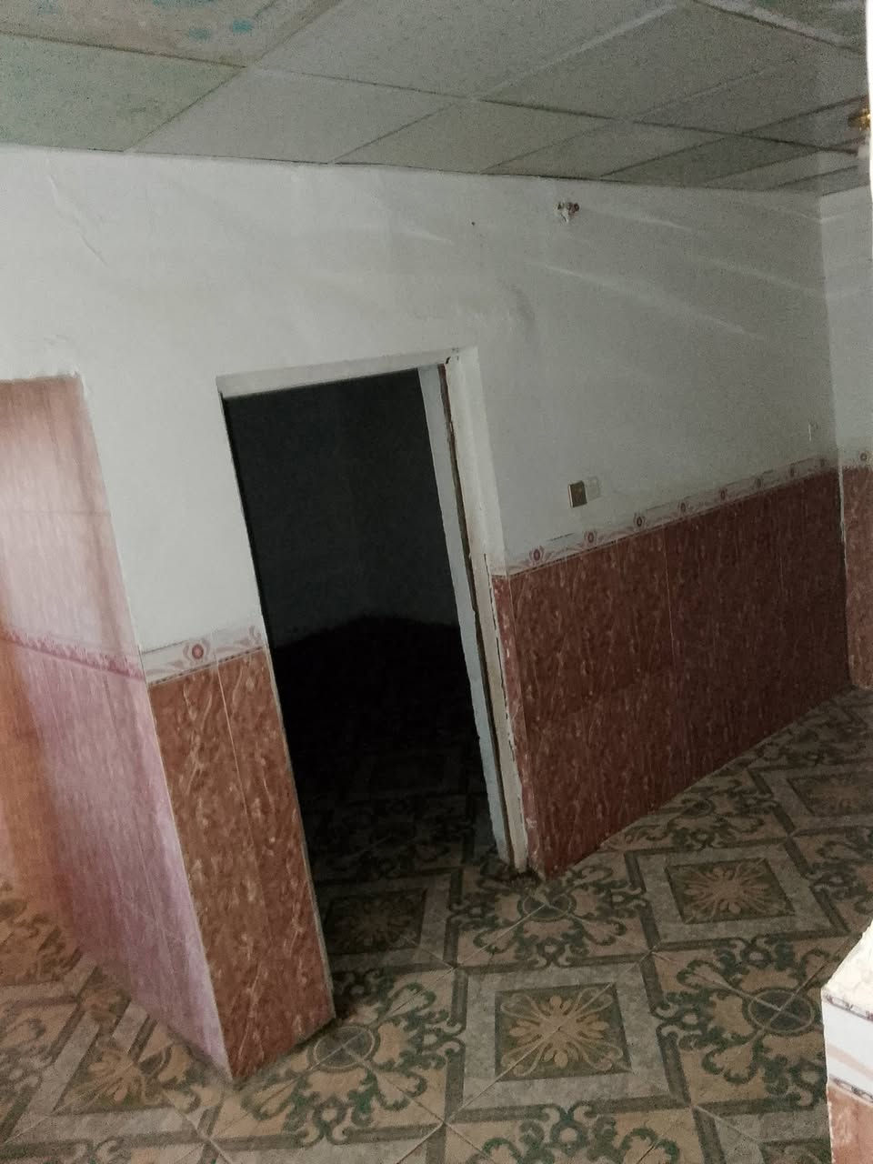 بيت للبيع منطقه حي التأميم..الغسل يرهم قصد ونقد يحتوي غرفتين وصاله وحمام وتواليت وتهويه صغيره ومنور صغير ركن طابو صرف الاستفسار *********** طابو صرف غير مشترك مساحه 90واقع حال
