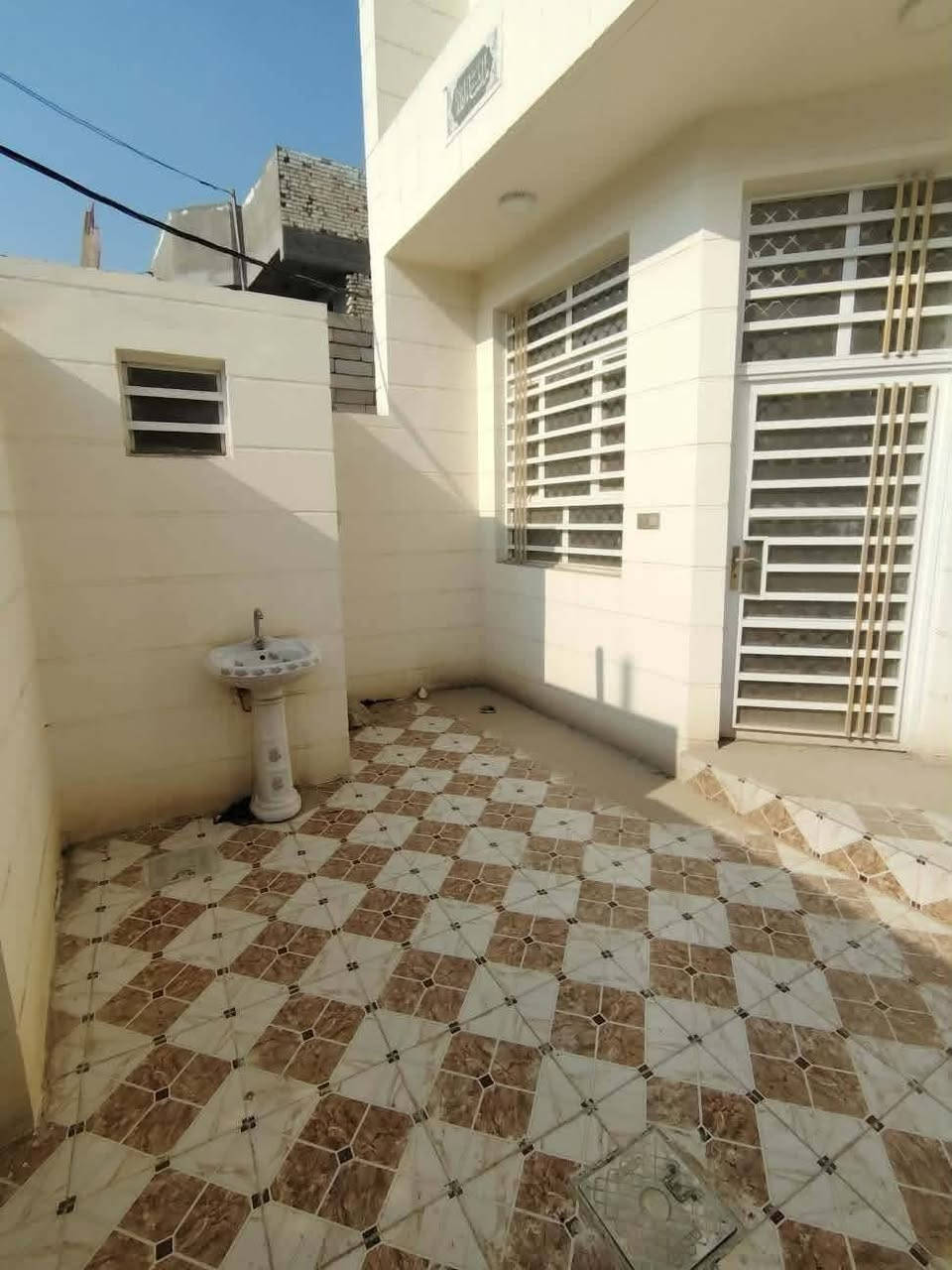 🏡 بيت للبيع شارع 80 جهة كربلاء، فرع لحوم سفينة النجاة.
📐 المساحة: حوالي 100 متر مربع.

📄 نوع العقار: طابو زراعي، سند 25.

🏠 المواصفات:

- طابق ونصف كامل.
- بناء جديد ولم يُسكن.
- غرفتان في الطابق الأرضي وغرفتان في الطابق العلوي.
- صالة وهول.
- مطبخ.
- مجمعان صحيان (حمام ومرافق صحية) في الطابق الأرضي والعلوي.
- لا يوجد أي نقص أو أعمال إكمال مطلوبة.

💰 السعر: 95 مليون دينار عراقي، ويوجد مجال للتفاوض

📞 للاستفسار والاتصال:
***********
