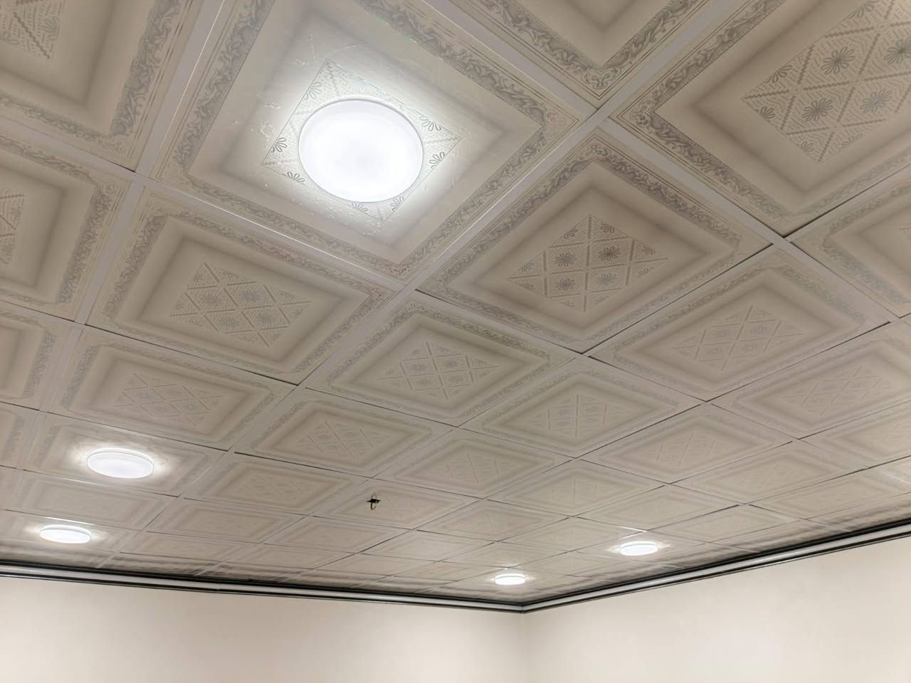 السلام عليكم زوجي يشتغل سقوف ثانوية و جبس بورد و هم خشب و ورق جدران و اصباغ بسعار مناسبة كلش وحاليا كاعد لان شغل ماكو فدوة منو دا يبني بيت جديد ويريد ديكورات أو سقوف ثانوية أو ترميم أو صبغ🥹 🩵
فدوة صعولي المنشور بصلاة ع محمد وال محمد 
للاستفسار ‏‪***********‬‏
