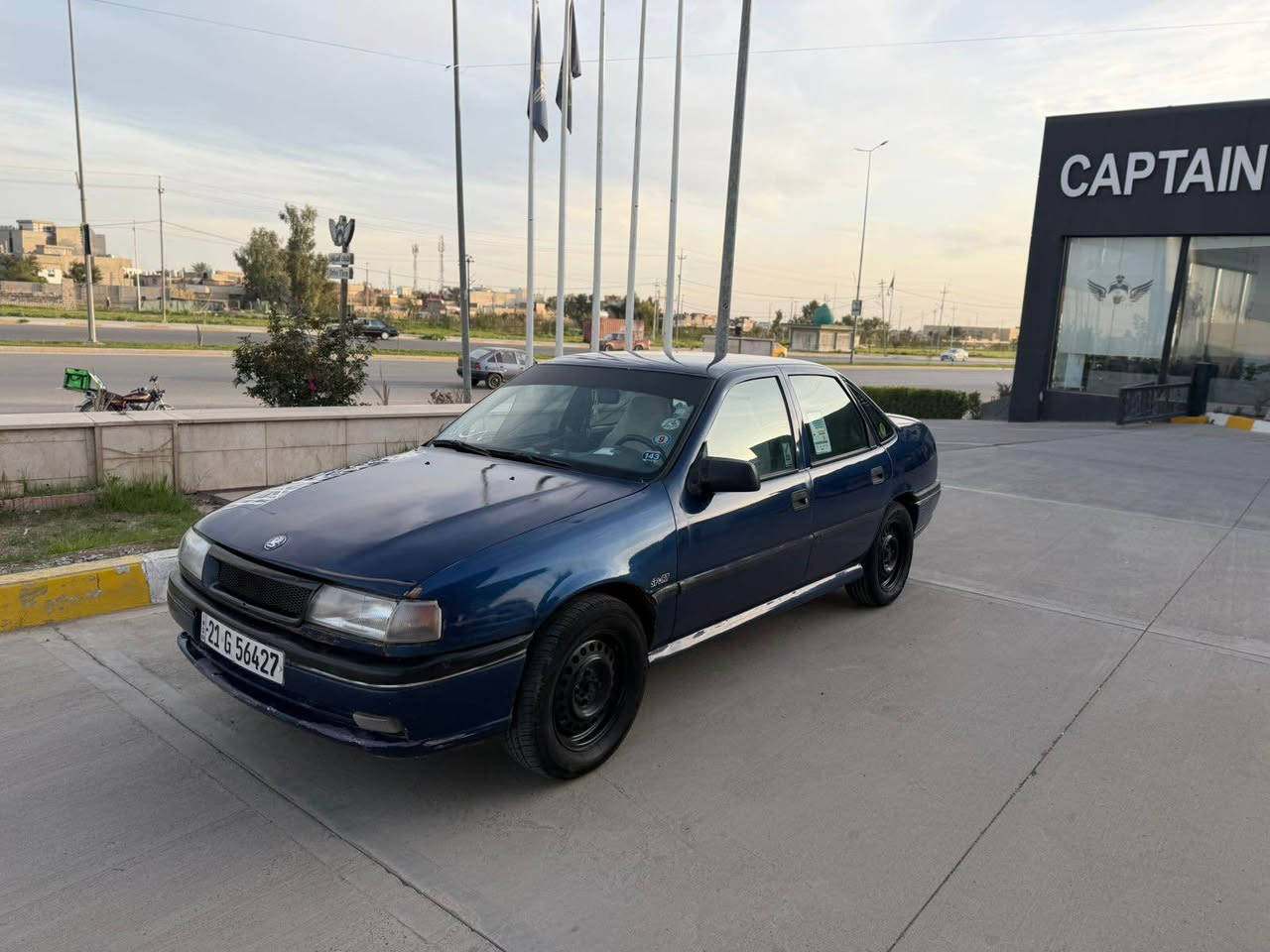 السلام عليكم للبيع فقط نقد بسعر 43 
اوبل ڤكترا موديل 1992 محرك 20 محرك وكير شرط رقم سليمانية دولي وسنوية جديد وبيها بطاقة بانزين وبسمي تريد وكالة تحويل حاضر مكاني كركوك وهذا رقمي 
*********** كركوك, العراق
