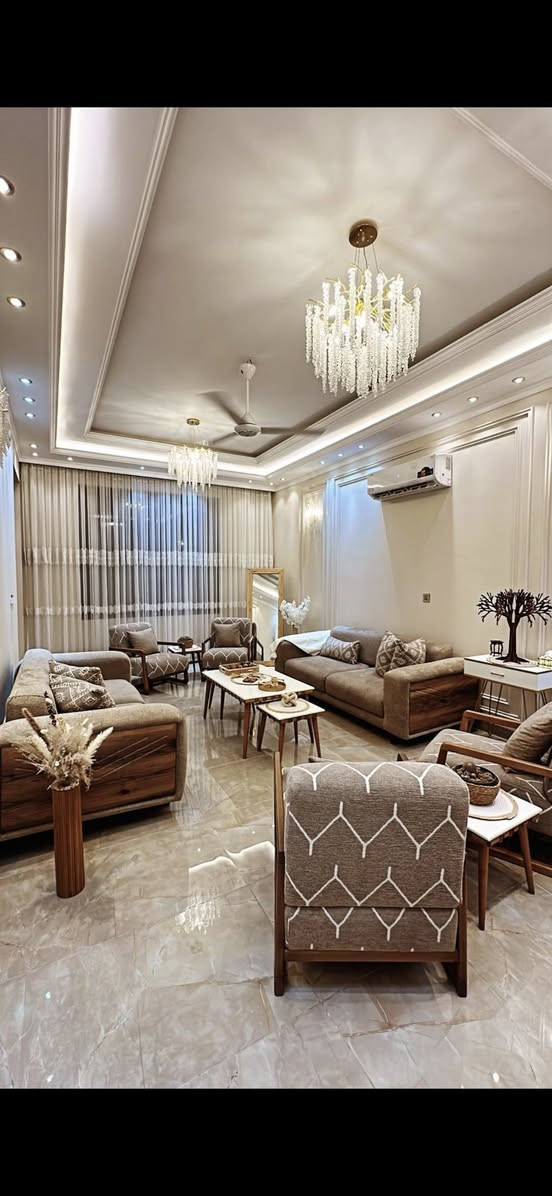 للبيع  في السيديه ^^
مساحه 200 م*
واجهه 8 *
4 غرف نوم *
حمام متعدد *
بناء حديث وكامل مواصفات *
الضباط خلف الاقصى * 
للتواصل 
***********
