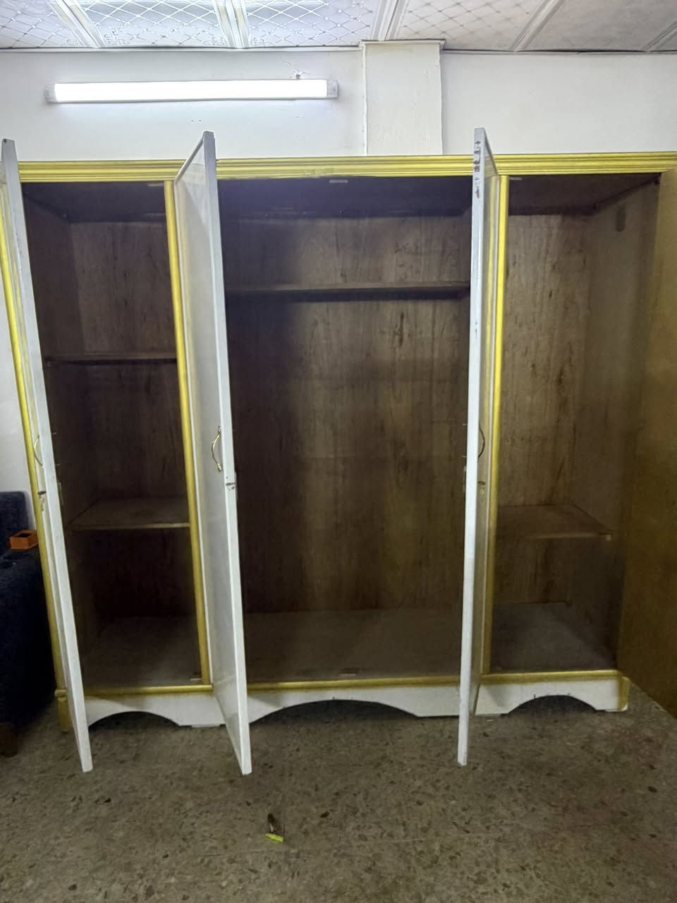 غرفه عراقيه 4 ابواب ناعمه وحلوه نضيفه اي ضرر مابيهة مع نقل وشد داخل بغداد مجانآ 
مكاني بغداد حي القاهره 
***********
يتوفر واتساب
