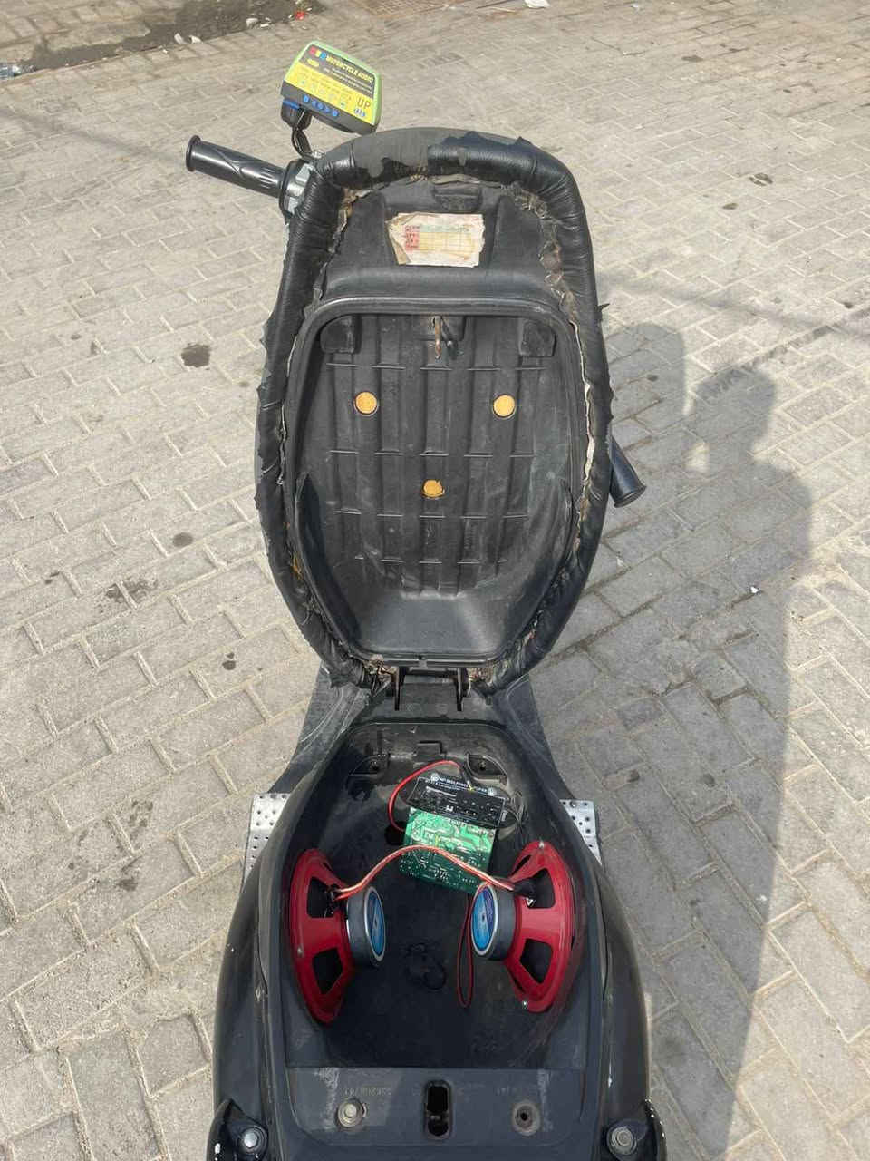 دراجه كامله نضيفه مكينه مبدل فقط ولفات كفرات كلهن اصليه مختمات ماناقصها شي. كهربائيات كلها شغاله سلف اوهندر سعر 550 عنواني البصره  رقمي *********** البصرة, العراق
