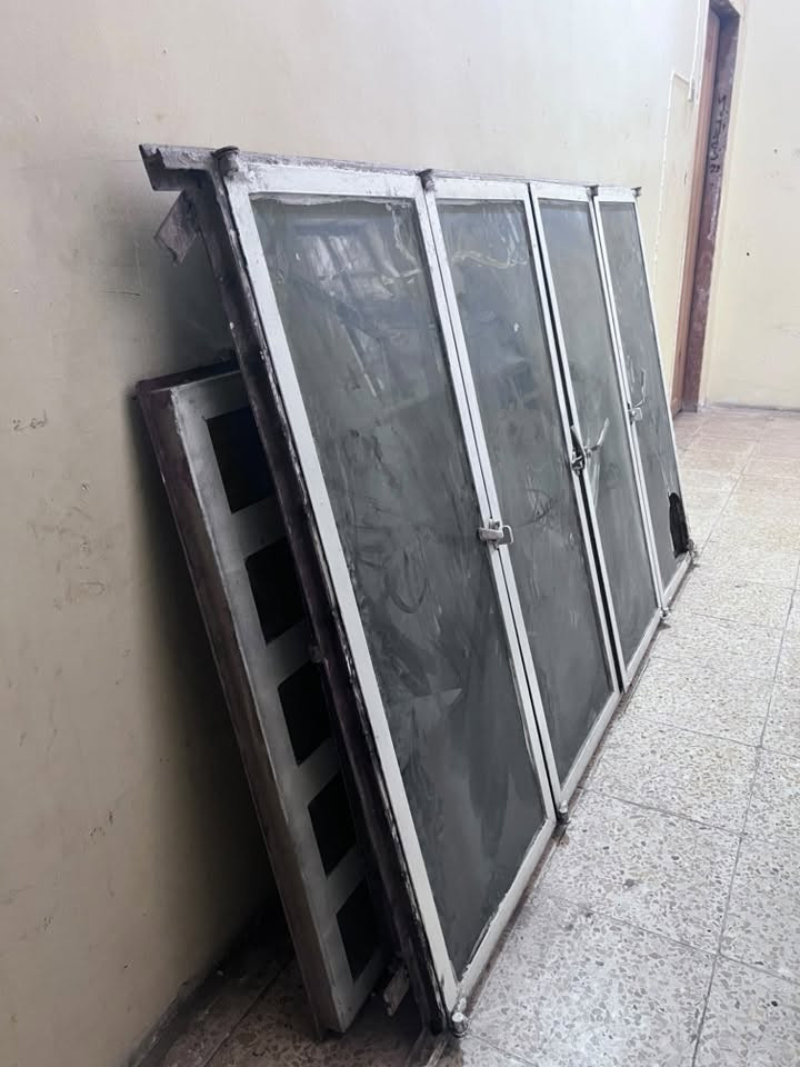 سلام عليكم باب وشباك نضيفات كلش جيب وشد جرجوبه الباب كامله بغداد حي القاهره
***********
