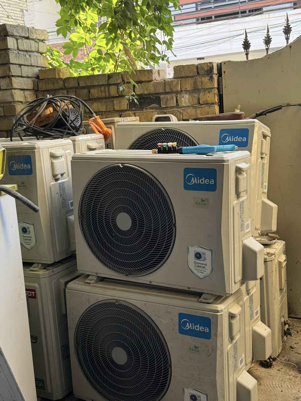سلام عليكم 4 سبالت للبيع نوع ميديا 2 طن اخو الجديد مكاني بغداد حي القاهره /***********
