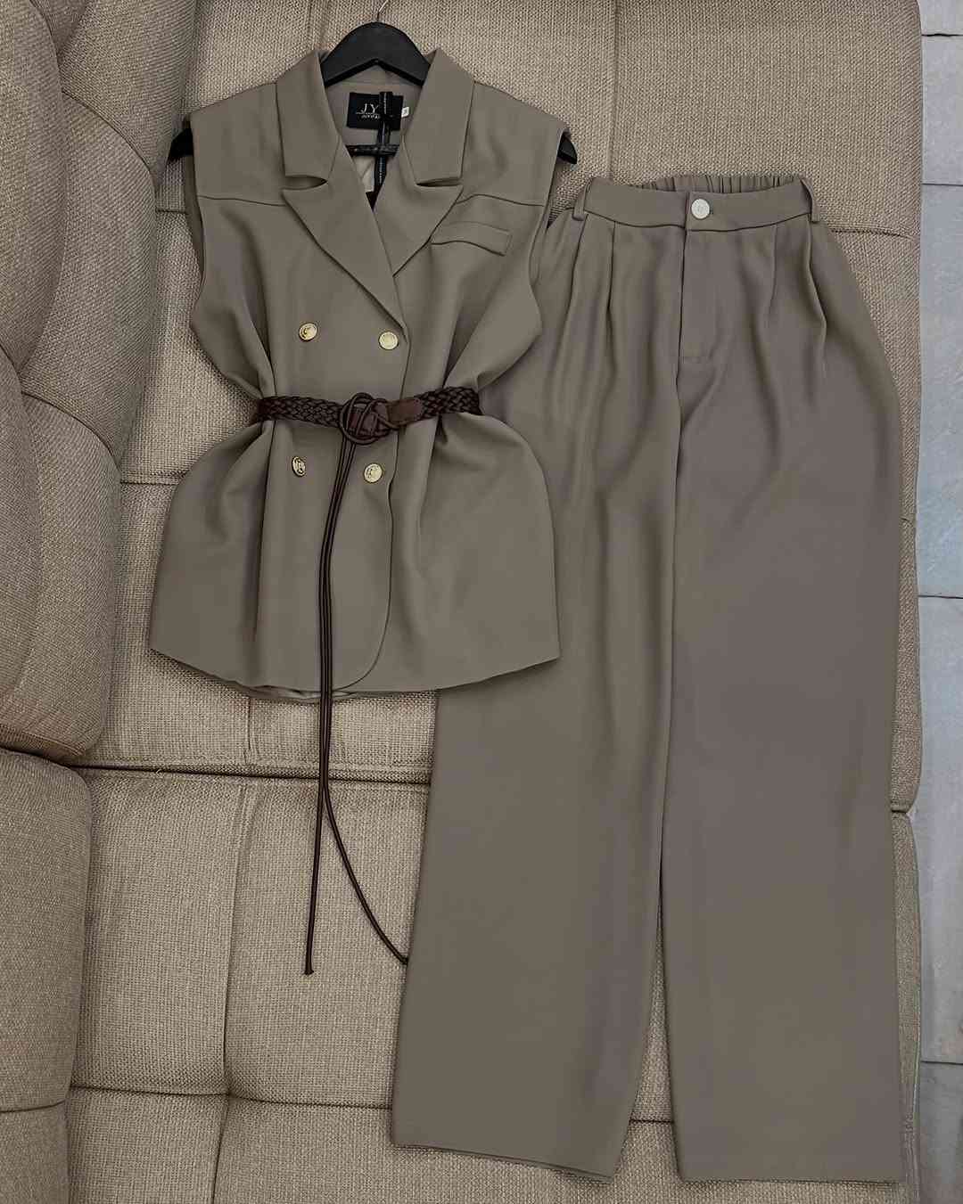 توفر الطقم الترند😍
الخامه برادا بارده ومتحتاج كوي😍
متوفر بقياسات
m-l-xl-xxl يلبس من 38 الى 46
طول اليلك 75 سم يغطي الورك
الكيلوت طول 110
طريقه الحجز
ارسال صوره للموديل مع العنوان ورقم
رساله على الخاص ✉️💌
او على الواتساب ☎️
***********
***********
متوفر دفع عن طريق زين كاش 💵 
العنوان 📍
الفرع الاول:بغداد المنصور شارع الاميرات عماره الكوخ الجديد داخل القيصريه محل ما قبل الاخير على اليسار
الفرع الثاني:بغداد زيونه شارع الربيعي عماره الموج التجاري قرب جدار سنتر محل الاخير على اليسار⁩
