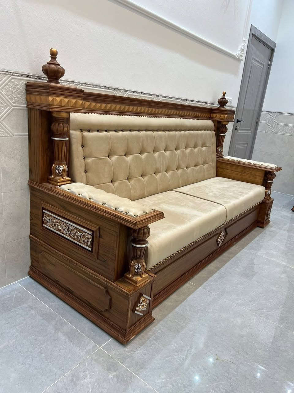 معرض ومعمل جسور للأثاث *********** نسعى دائمأ لتحقيق الافضل ❤️ديوان اطراز عربياجود انواع الاقمشه  - 🪵 خشب زان مصري يوجد كادر مختص 👍🏻 لاخذ القياسات في جميع المحافضات ضمان 🛡️5 سنوات            للحجز والاستفسار ارسال صورة الموديل 🖼️على الواتساب ‏————————————————-العنوان 📍بغداد البياع حي العلام شارع قطر الندى للاتصال بالارقام 👇🏻 ***********
