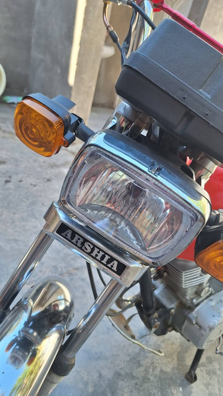 السلام عليكم للبيع دراجة ارشا موديل 2015 
  فول نضافة  شرط المكينة لا نضوح ولا تنقيص
الدراجة اوراق اصولية مو استنساخ  الدراجة كاملة 
كلة شغال اشاير +لايت عالي ناصي +دشبول جديد 
جوزة اسويج جديد  بك لايت شغال 
* بيهة محرك كلش ناعم شلعة ومعدل ٠
بيهة نقص بس باتري وكفرات صفاحية بس
وسعرهن  17 الف 

سعر الدراجة 340 الف وبيها مجال للطيبين 
للاستفسار *********** بي واتساب 
او خاص  مكانهة  الحصوة  حي الانتصار

