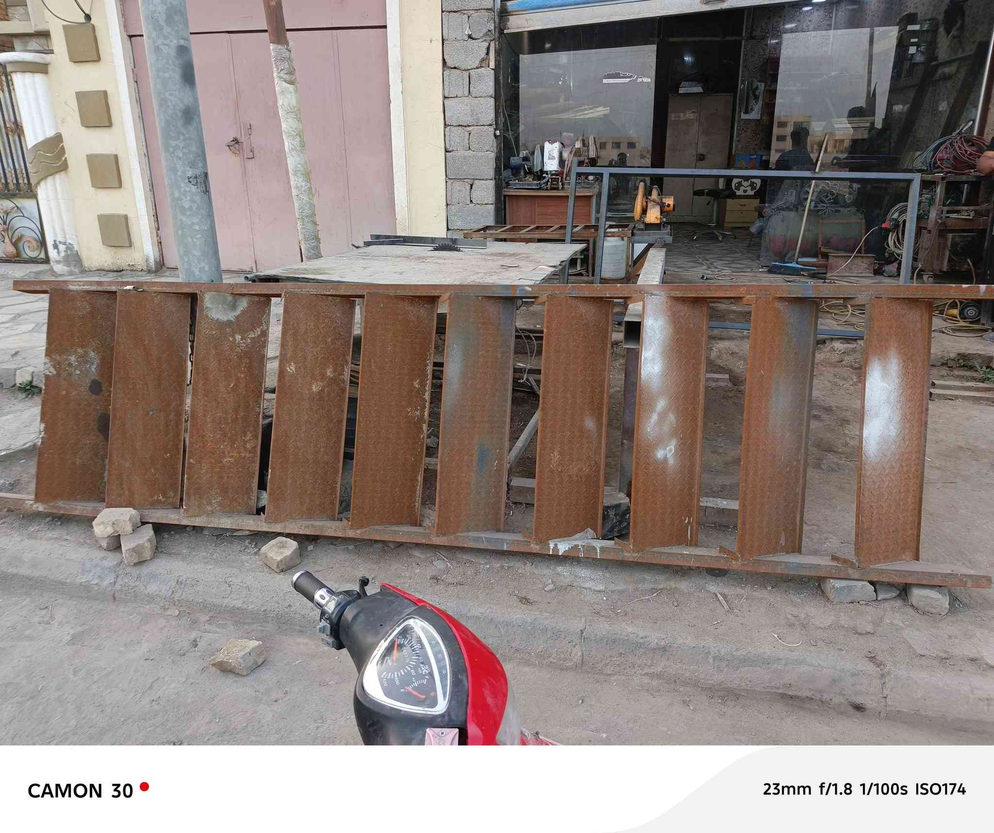 السلام عليكم
للبيع
مرجوحه وباب🚪 ارتفاع مترين ونص وعرض 130
وباب🚪 ارتفاع 250 وعرض متر 
ودرج 🪜
للاستفسار ***********
