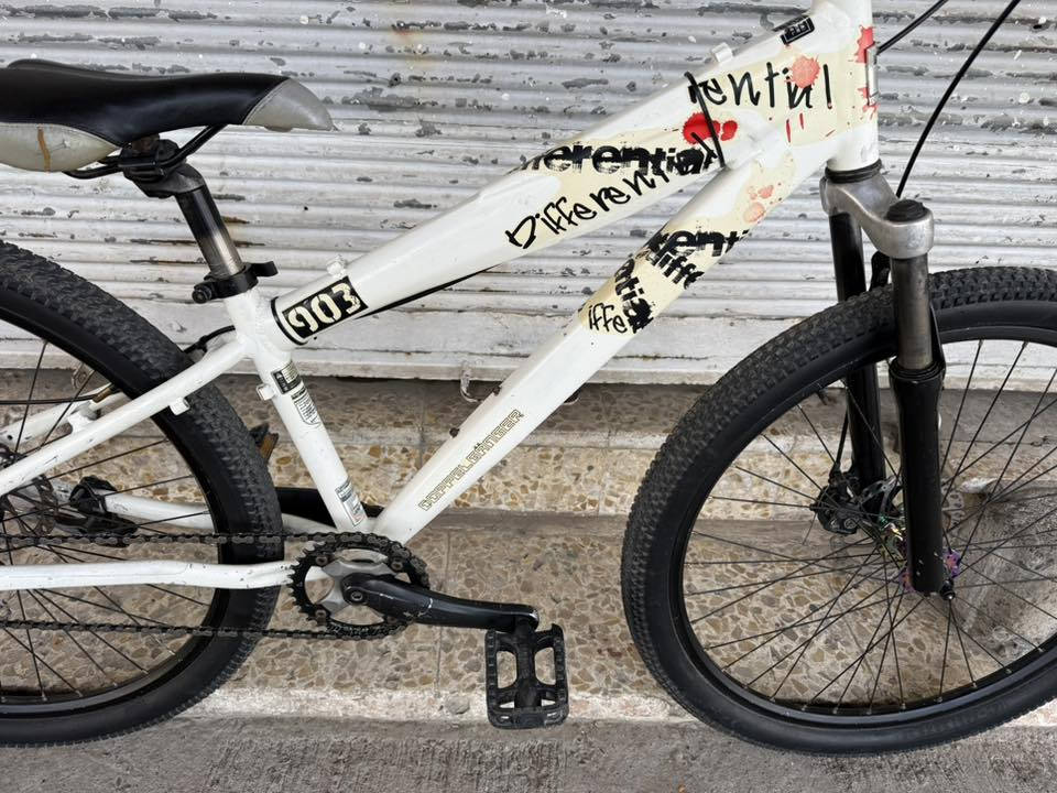 دراجة هوائية جبلي استعراضي 

مختوم ياباني 🇯🇵 

قياس 26 جبلي 

معدن المنيوم 

البريكات نظام دسك بريك 

طوبات او بطيخات ابو الصوت طرب 

تايرات كتان 

المكينة 1 اسبيد سرعة وحده 

السعر 220 وبيه مجال بسيط 

عنوان المحل موصل أيمن تقاطع شارع كنيسة الساعة🚴‍♂️🚴

يوجد توصيل 🚚 كافة محافظات العراق 🇮🇶 

☎️***********
