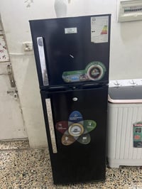 ثلاجه و براد للبيع سعر الثلاجه 150 و البراد ب50 للإستفسار يرجى المراسل...