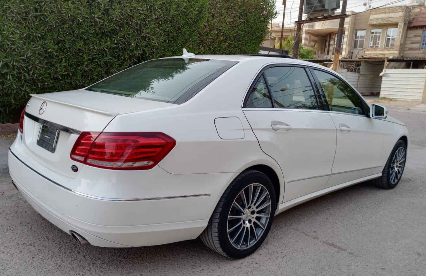 مارسيدس E350 موديل 2013 لونه صدفي
وارد امريكيه بيه صبغ جاملغ خلفي 
وقبغ صندوك صور الحادث مرفقه داخل 
السياره لونه بيجي سياره فتحه 
وبرده خلفيه كشنات هيتر 
رقم السياره بغداد انكليزي 

سياره جاهزه من كل النواحي جديده 
ونظيفه جدا جدا

رقم صاحب السيارة 
***********

