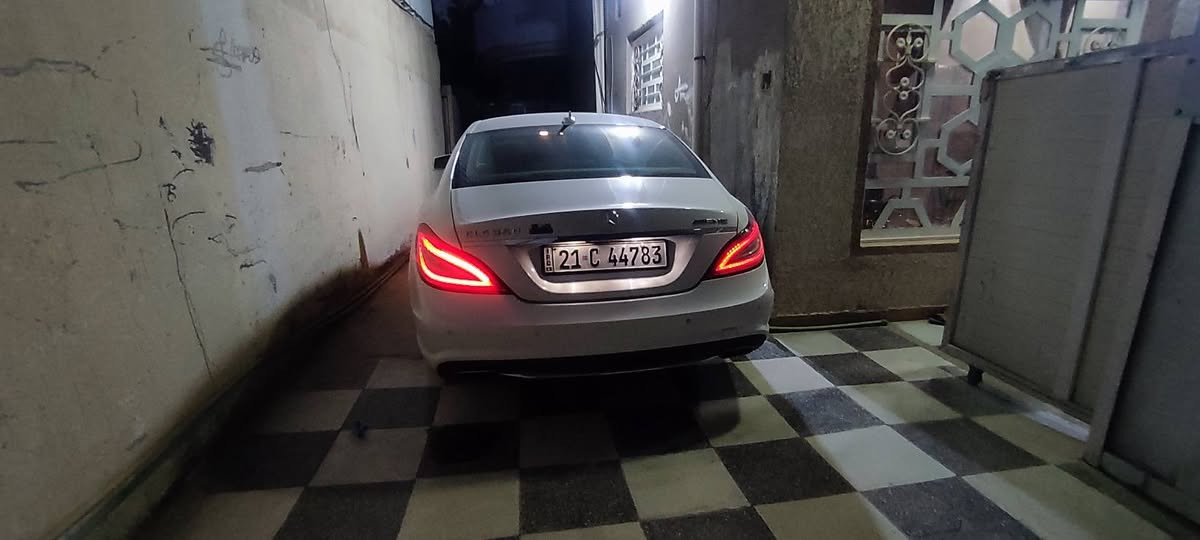 السلام عليكم 
📣 للبيع: مرسيدس-بنز CLS 350
موديل 2012
المحرك: 6 سيلندر (V6) بسعة 3.5 لتر
ناقل الحركة: أوتوماتيك 7 سرعات (7G-TRONIC PLUS) مع تبديل من المقود (شفتات)
الممشى (العداد):151 الف ميل
السيارة وارد خليجي مكفولة
المواصفات الداخلية: [فتحة سقف، كراسي جلد كهرباء مع ذاكرة، شاشة، حساسات أمامية وخلفية، كاميرا ،بردة خلفية]
📞 للتواصل والاستفسار (واتساب أو اتصال)***********
السعر شدتين قفل 
📍 مكان السيارة بابل
