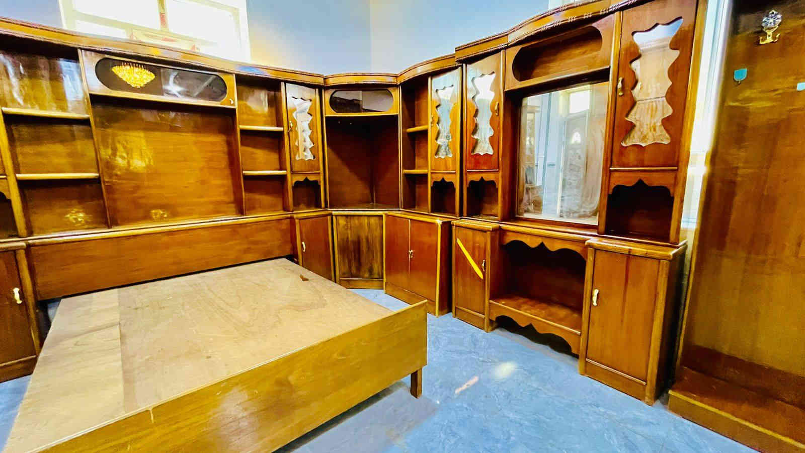 السلام عليكم من رخصت المسؤولين غرفه نوم مسرح احطاطه داخل خارج النظافه فول اربيعنيه السعر ٧٥٠ وبيها مجال العنوان الرمانه البوعبيد التواصل خاص او اتصال على الرقم الثاني ***********
