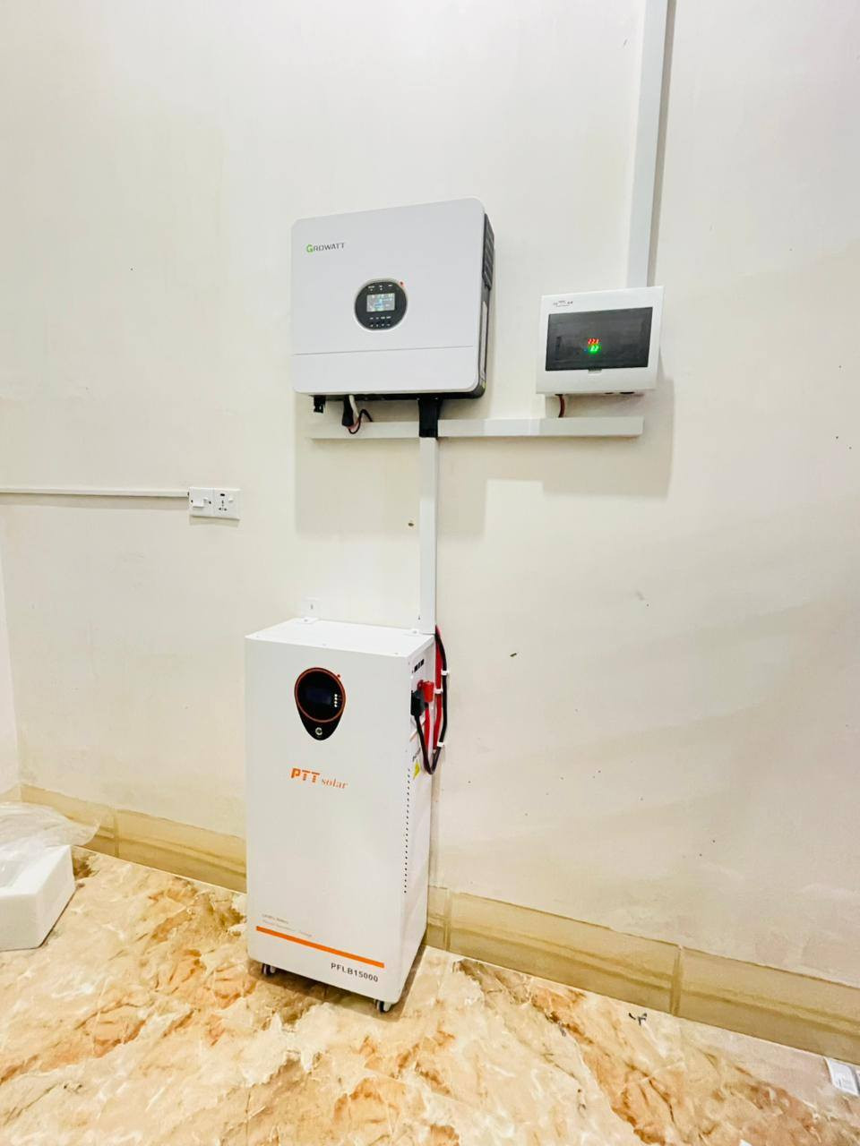 شارعت كوادرنا لتنفذ ثاني منضوماتنا لهذا اليوم في محافظة صلاح الدين الشرقاط اسديره سفلى 
الواح عدد 8
انفيرتر6 كرواط 
بطارية 15kwPTT
ألواح MTS
تنصيب ألواح الطاقة الشمسية ليس عملًا ميكانيكيآ فقط
بل هو مهمة تعتمد على خبرة الكادر، دقة التنفيذ، وفهم حقيقي للمنظومة من حيث المواد الرصينة

الكادر المحترف هو من يضمن: الاستفادة القصوى من الطاقة، استقرار الأداء على المدى الطويل، تقليل الأعطال ورفع كفاءة الاستثمار.

   نؤمن أن قوة أي منظومة تبدأ من الأيادي التي تنفّذها، ولهذا نعتمد على كادر متخصص يعمل وفق معايير مدروسة في كل مرحلة من مراحل التنصيب.

لأن الطاقة النظيفة لا تتحقق بالصدفة…
بل تُبنى بخبرة بشرية حقيقية.
العنوان الشرقاط ناحيه اشور اسديرة عليا الفهد على شارع العام 
للاستفسار والتواصل المديرالتنفيذي أستاذ حذيفة البوحسيب 
📞 *********** /
في حالة وجود خلل اتصل واتساب وستحل مشكلتك على يد مهندس الكهرباء 

#شركة ELECTRICAL LIGHT
