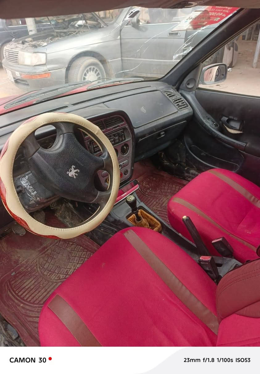 السلام عليكم
سياره بيجو 2002
حره رقم بغداد ابيع مكفوله دوله و عشاير ما اندل راعيها 
سياره بيها قطعه واحد صبق 
كير و محرك شرط صدر جديد 
كهربائيات كلها شغاله روناتها كلها شغاله 
السعر 26و بيها مجال 
رقم الهاتف ***********
