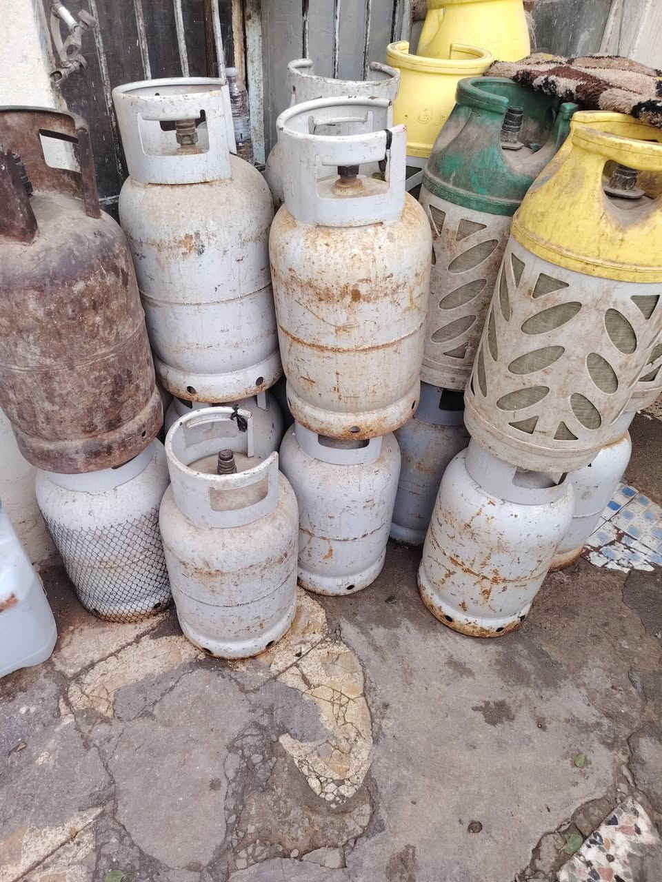 سلام عليكم خوان لدينا دباب غاز لبيع بلاستيك 160الف والحديد 55 الف العنوان حي الحسين القديم الرقم ***********
