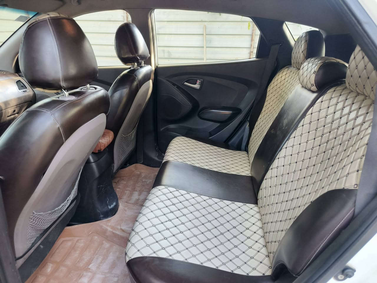 توسان ٢٠١٢ خليجي محرك ٢٠٠٠ رقم بغداد بيها قطعة وحده صبغ باب السايق وشبر بالباب الخلفي سيارة نظيفة جدا اقل الچف تكشير بالبنيد صبغته اني 
سنوية لل٢٠٢٧
بس الشاشة شديتها قبل شهر ونص ب١٤٥ الف عند الزيرجاوي وصلها بيها
السعر ١٣٧ 
مكاني بغداد المحمودية 
 اني مكلف بالنشر 
ورقم صاحب السيارة
***********
