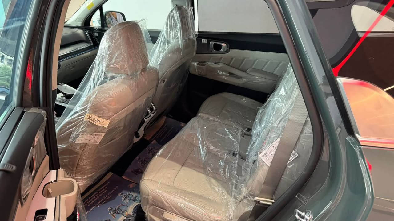 للبيع | كيا سورينتو V6 بانوراما – 7 مقاعد

🚘 السيارة باسم المالك مباشرة

المواصفات:

* محرك 6 سلندر (V6)
* فتحة بانوراما
* رنقات قياس 20
* داتا شو
* 4 كاميرات
* 7 مقاعد مخمل
* الكراسي الأمامية كهربائية
* تبريد للمقاعد الخلفية (بردات جانبية)
* أربع جامات أوتوماتيك
* رادار أمامي وخلفي
* حساسات أمامية وخلفية
* تشغيل عن بُعد
* دخول ذكي (بصمة)
* تحريك السيارة بالريموت للأمام والخلف
* باب صندوق كهربائي

📍 الممشى: 15,000 كم فقط

✅ صيانة مجانية وتبديل زيت لمدة 3 سنوات أو 60,000 كم لدى وكالة كيا الدولية.

📞 للاستفسار: 780 303 8632


**إذا كنت صاحب هذا الإعلان وتريد حذفه لأي سبب، رجاءا أرسل رسالة إلى الدعم الفني**