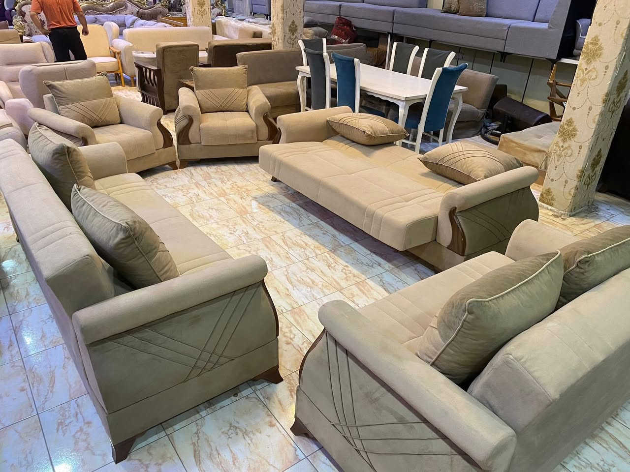 السلام عليكم 💙
تخم تركي١٠مقعد ماركة ليبل واحد يتحول سرير ومخزن نظافة ١٠٠٪؜ السعر ٧٥٠الف 
العنوان :بغداد المحمودية 
***********بي واتس اب 💙
