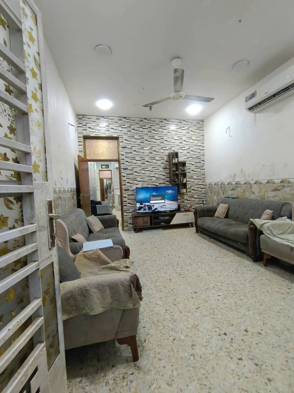 السلام عليكم توفر عندي بيت 114 متر جبهه 4ونص/ نزال 27 /زراعي البيت طابق واحد منطقة كامله كل الخدمات مي مجاري كهرباء تبليط موقع البيت البلديات الضباط خلف الصحفيين قرب مدرسه زين القوس منطقة حي الامير 
للاستفسار *********** الرد واتساب ماسنجر أو الاتصال على الرقم حسن للعقار
