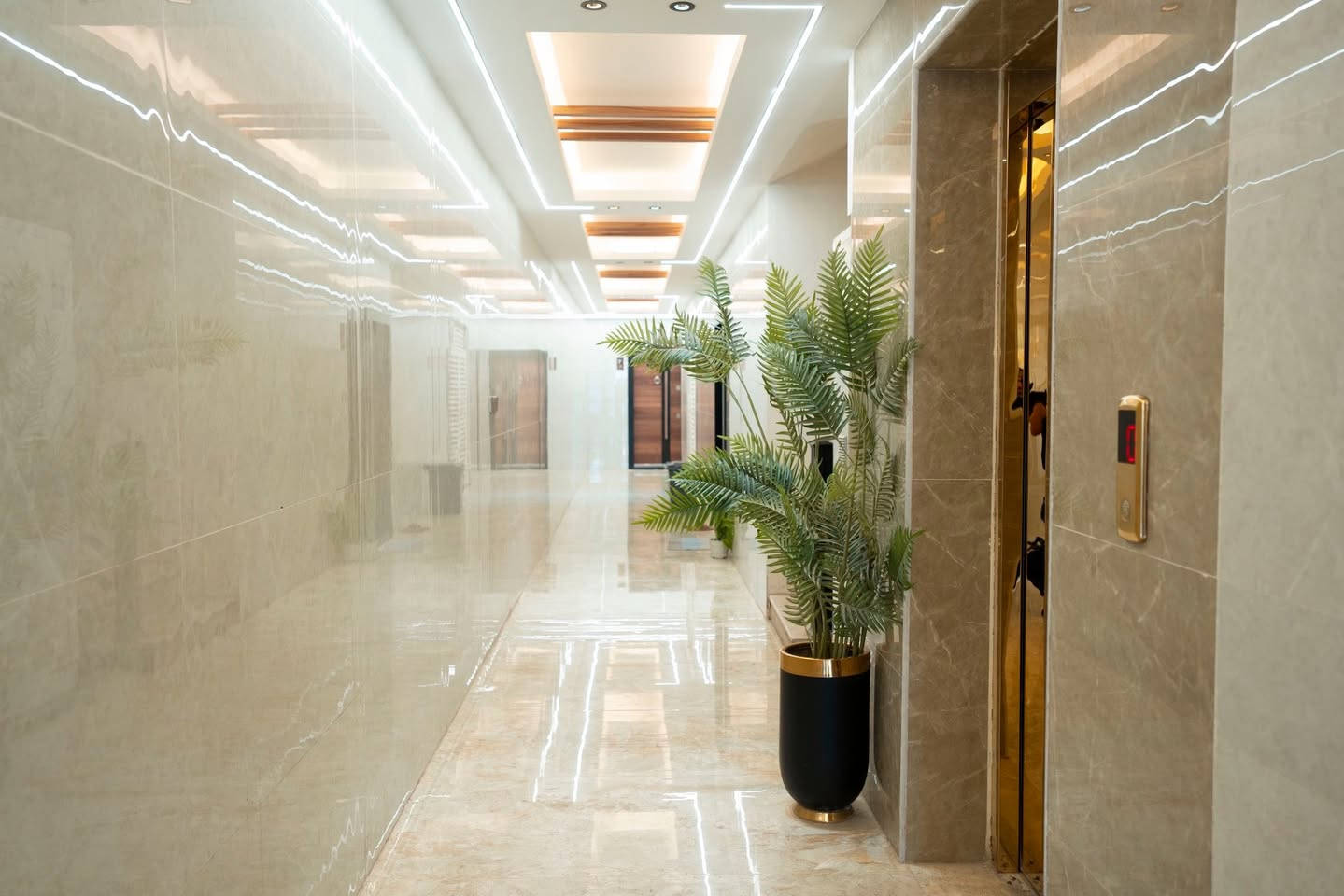 🏢 شقة حديثة للإيجار – طابق اول

📐 المساحة: 120

✨ التفاصيل:
• صالة 
• 3 غرف نوم
بالكون 
• مصعد شغال ٢٤ ساعة
 اطلالة جميلة 
توجد خدمات شهرية للبناية 
يوجد درج طوارئ كبير 
البناية عوائل فقط 
• مناور عدد ٣
دخول ذكي 
الشركة المنفذة مسؤولة عن النظام في اللناية 

📍 الموقع: الأعظمية – الكم- خدمي محمد القاسم 
دقيقة عن تقاطع النداء 

💰 الإيجار: ٧٠٠ 

يوجد شقق للبيع ايضً داخل البناية 

🌟 موقع حيوي قريب من جميع الخدمات

📞 للاستفسار: ***********
