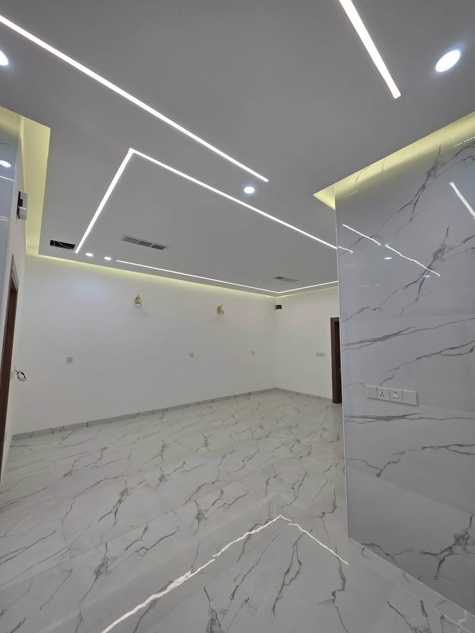 ‎بيت طابو صرف للبيع في التسعين /سلطان ساقي
‎ حديث غير مسكون
‎مساحة ١٢٠ متر 
‎مواصفات (نظام دكت مركزي |نظام الكاميرات| سقوف المغربية /فلين )
‎يتكون البيت من الطابقين طابق الاول يحتوي على (غرفة الضيف/غرفة النوم /مطبخ بارد و حار/ صحيات/هول داخلي/كراج )
‎اما الطابق الثاني يحتوي على (غرفتين نوم/صحيات/حوش خارجي)
‎علما بناء البيت من المواد درجة اولى وباشراف الهندسي 
‎موقع البيت تسعين / سلطان ساقي /قرب مدرسة حمزة بن عبد المطلب 
‎للسعر و الاستفسار اتصال على الرقم
***********☎️
