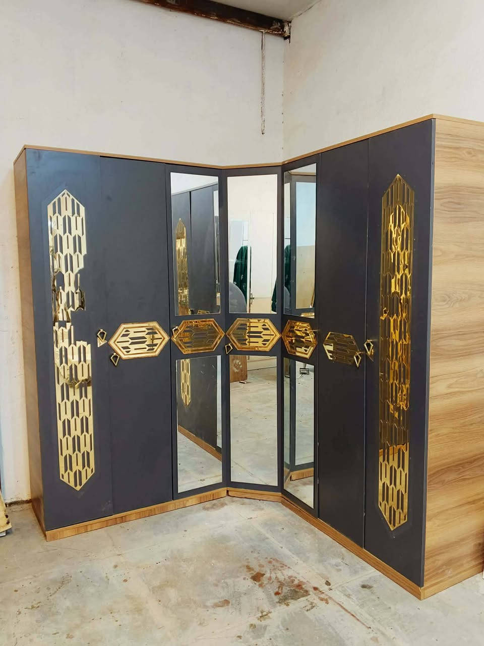 غرفه تركي زاويه 8قطع.نظيفه جدا.السعر 600مع شد ونقل الحجز واتس***********
