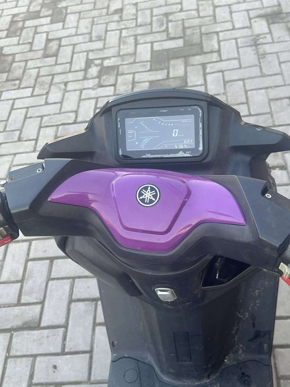 سلام عليكم شباب سكنس شمعه شغاله نقصه كهربائيات بس مكينه ما مفتوحه دراجه جديده بس قطعه وحده من كدام لغد مايعه سعر ٥٠٠ الف وبيه مجال الستفسار تصل عله هاذ رقم / ***********
