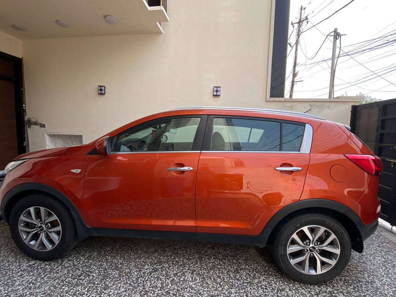 سلام عليكم 
سبورتج 2015 للبيع او الامراوس 
محرك 2000دوش مكفول ولا مفتوح كير مكفول 
تبريد تدفئة شغالات السياره ماملعوب بيها 
حدادية تايرات بطارية جدد 
5ويل 
بغداد الدولي 
سوتلها نانو سراميك 
السياره مكفول ما عدا بيها بارد بالجاملغ الامامي بسيط 
وبقبغ الجنطة بارد بسيط وبيها بنيد امبدل الاصلي وصيغته تتطابق اللون والقديم موجود اثر طابوك وكع علية 
بغداد ***********
السعر145وبيها مجال
