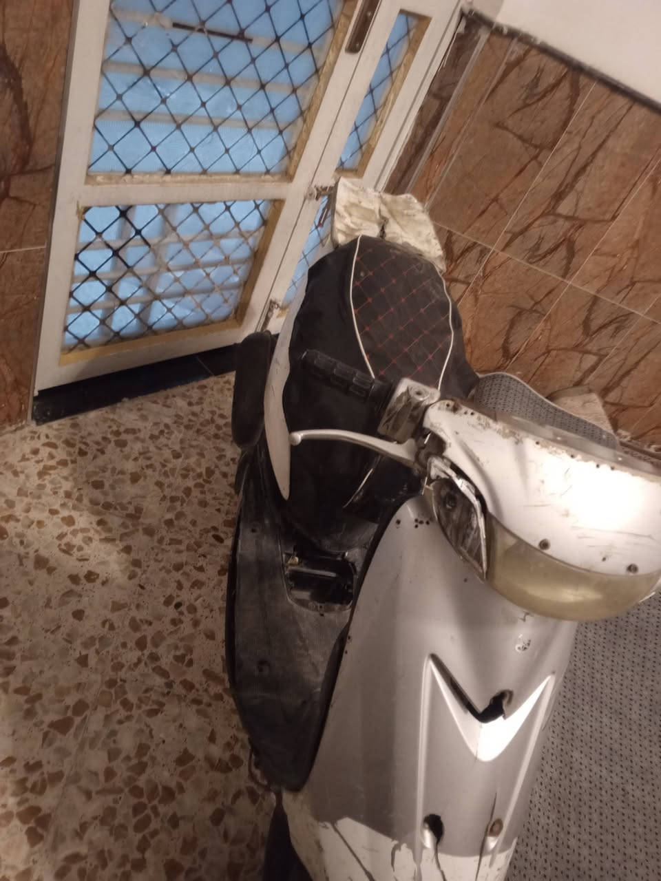 السلام عليكم دراجه للبيع عصفوريه 60 مكان واسط عزيزيه سعر 150 وبيها مجال رقم الهاتف ***********
