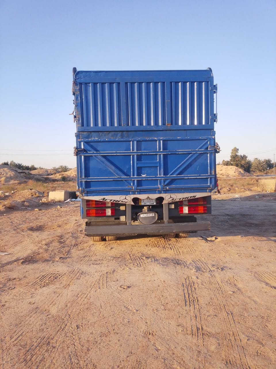 السلام عليكم سيارة اكتروس موديل ٢٠٠٤دبل تاير سياره خير من الله رقم الهاتف راعي السياره ***********
