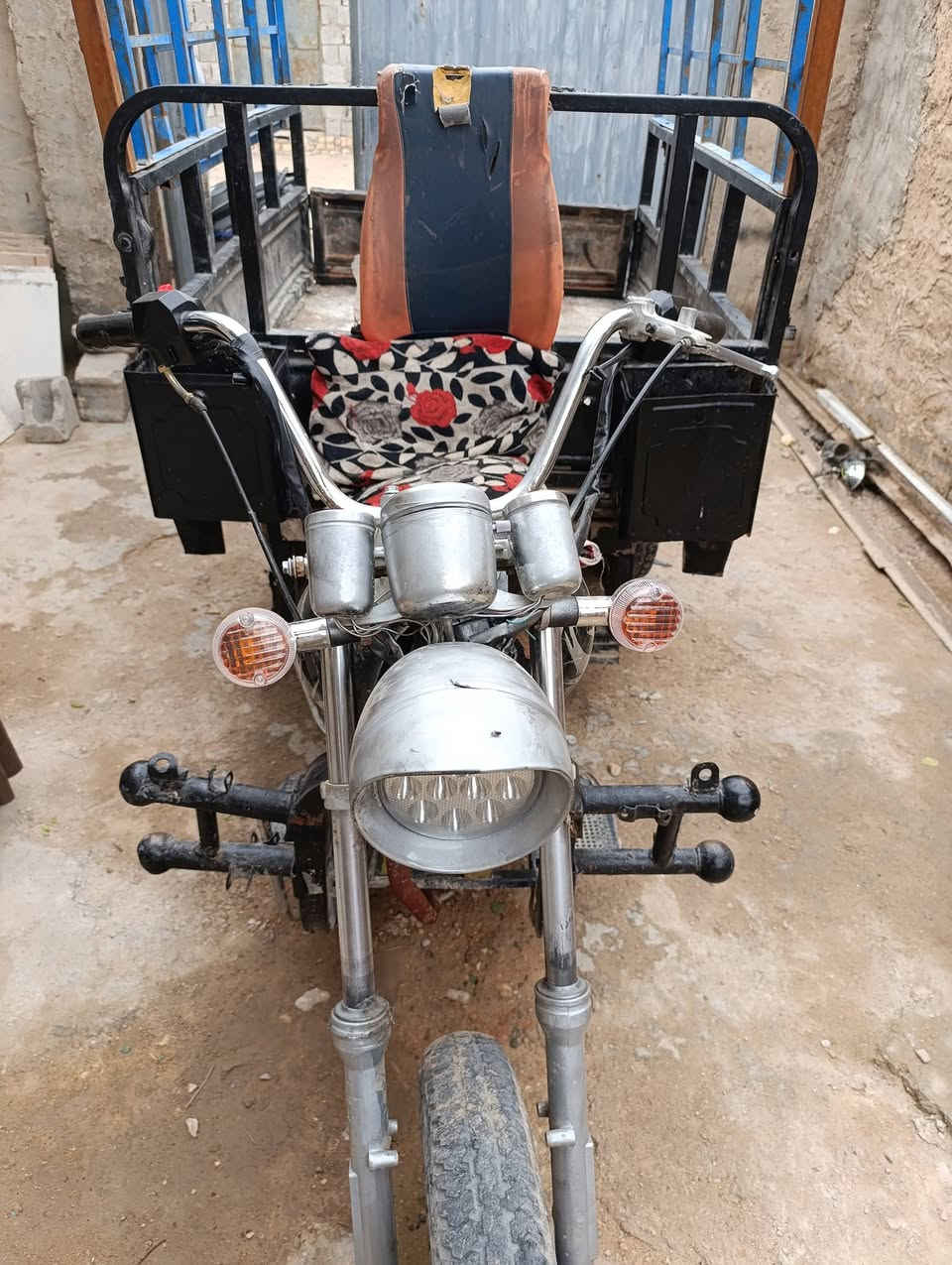 سلام عليكم ستوته موديل 2013 اوراق من الوكيل مداور السعر 650 وبيها مجال قليل  ***********
