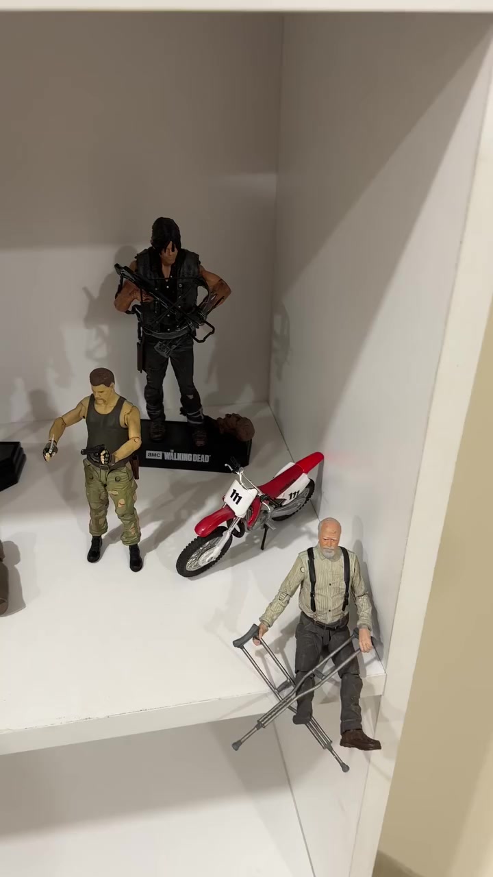 The walking dead 

المجموعة كاملة ب ١٠٠ الف واذا تريد المجسم الاحمر وياها تصير ب ١٧٠ الف


**إذا كنت صاحب هذا الإعلان وتريد حذفه لأي سبب، رجاءا أرسل رسالة إلى الدعم الفني**