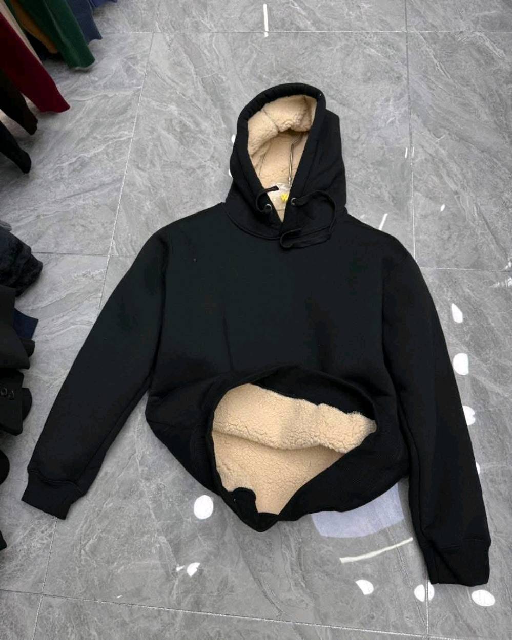 هودي مبطن فرو درجه اولى ساده قطنيه

هل تبحث عن القطعة المثالية التي تجمع بين المظهر العصري والحماية الكاملة من برد الشتاء؟ نقدم لك الهودي الصيني المبطن بالفرو (درجة أولى)، الاختيار الأول لمن يبحث عن الجودة والراحة.
لماذا تختار هذا الهودي؟
خامة درجة أولى: قماش خارجي متين وناعم يحافظ على مظهره بعد الغسيل.
تبطين فرو حراري: الهودي مبطن بالكامل من الداخل بفرو ناعم وكثيف يمنحك شعوراً بالدفء وكأنك ترتدي بطانية.
تصميم "سمارت كاجوال": اللون الأسود الملكي الذي يناسب كل الملابس، سواء كنت في الجامعة، العمل، أو في خروجة مع الأصدقاء.
تقفيل ممتاز: اهتمام عالي بالتفاصيل في الخياطة والأكمام لضمان أعلى مستويات المتانة.
💰 عروضنا ما تتفوت!
لأننا نهتم بطلتكم، جهزنا لكم أقوى عرض للتوفير:
القطعة الواحدة: بـ 8,000 دينار فقط!
العرض الأقوى: احصل على قطعتين بـ 15,000 دينار فقط! (وفر وخذ قطعة لك ولصديقك).
📏 القياسات المتوفرة:
نوفر لكم جميع القياسات لتناسب الجميع (من الأجسام النحيفة إلى الأجسام الممتلئة):
M / L / XL / XXL / XXXL