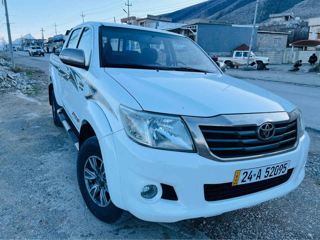 Toyota Hilux مه رزيه 2013 گيرتوماتيك بي بوياغ و ده عم و ته زره و گير و مه كينه ي به شه رت نه كرايته وه ره قه م و سه نه وي نوئ تحويل و غرامه به شه رت ..چوار تايه  ويل كرؤم لؤكي له ژيردايه ..سعر 235مجال ژماره موبايل *********** ..سؤران سوران, أربيل
