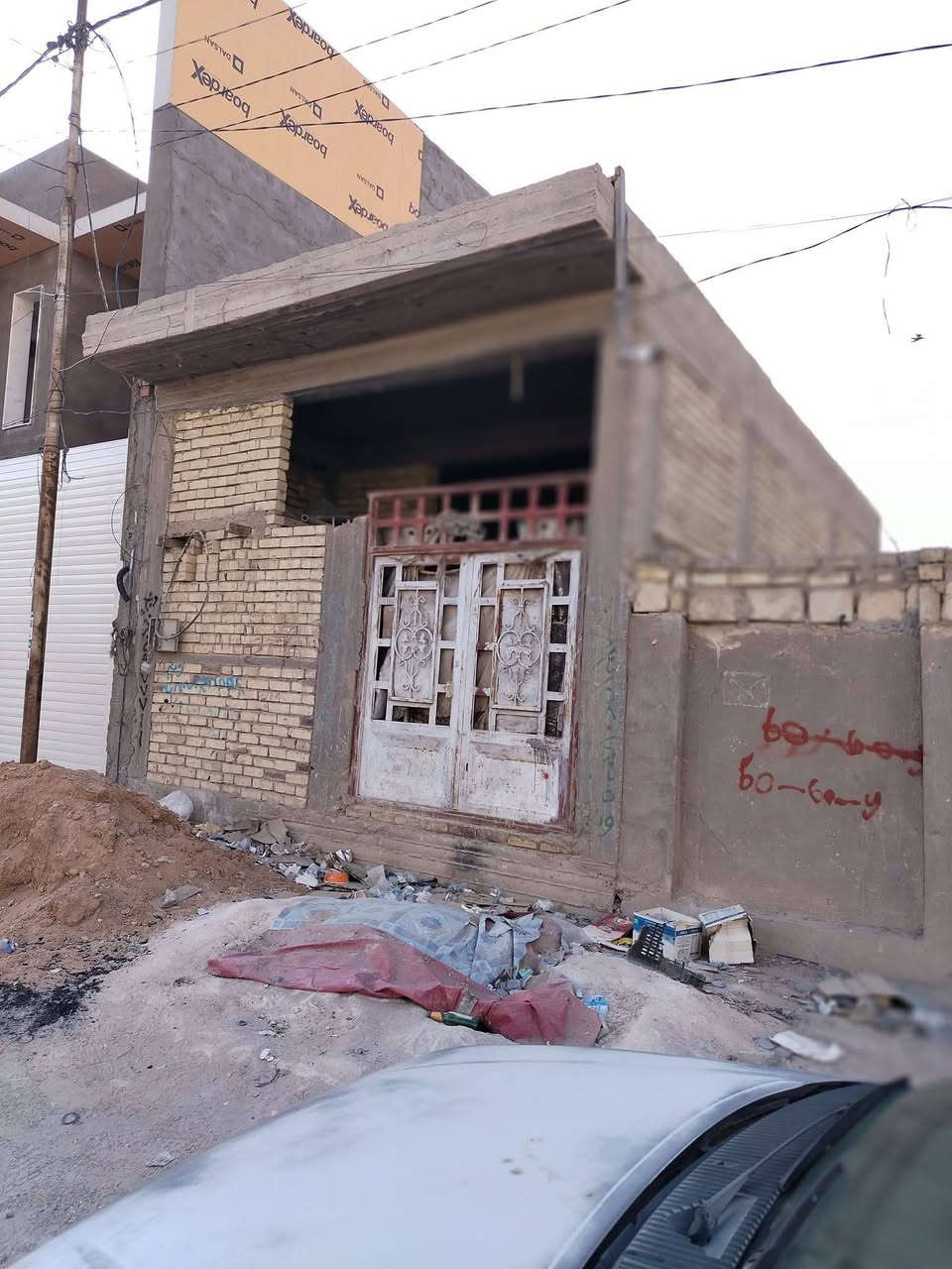 السلام عليكم الدار معروض للبيع في حي الغدير جهت الفرات رابع بيت عن الشارع للاستفسار الاتصال علي الرقم ***********
