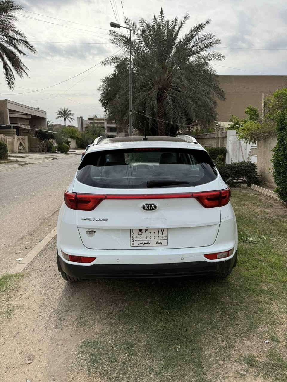 سبورتج 2017 خليجي ابيض 
ماشية   ٣٦  الف كيلو فقط 
محرك 2000 دوش 
 رقم بغداد بأسمي  مميز ٣٠٠١٧
فول مواصفات عدا البصمة
فتحة سقف بانوراما على طول السيارة 
3 انضمة قياده  ( ايكو - سبورت - نورمال )
مري كهرباء + شفط 
حساسات امامي + خلفي 
فول تحكم ستيرن 
زراكات لايتات 
شاشة وسطيه + كاميرا خلفيه دوارة 
السيارة بيها ملاحظات بسيطة موجودة صورة سونار بيها التفاصيل  .
عنواني زيونة او كرادة  
السعر ١٨٠ وبيها مجال 
***********
