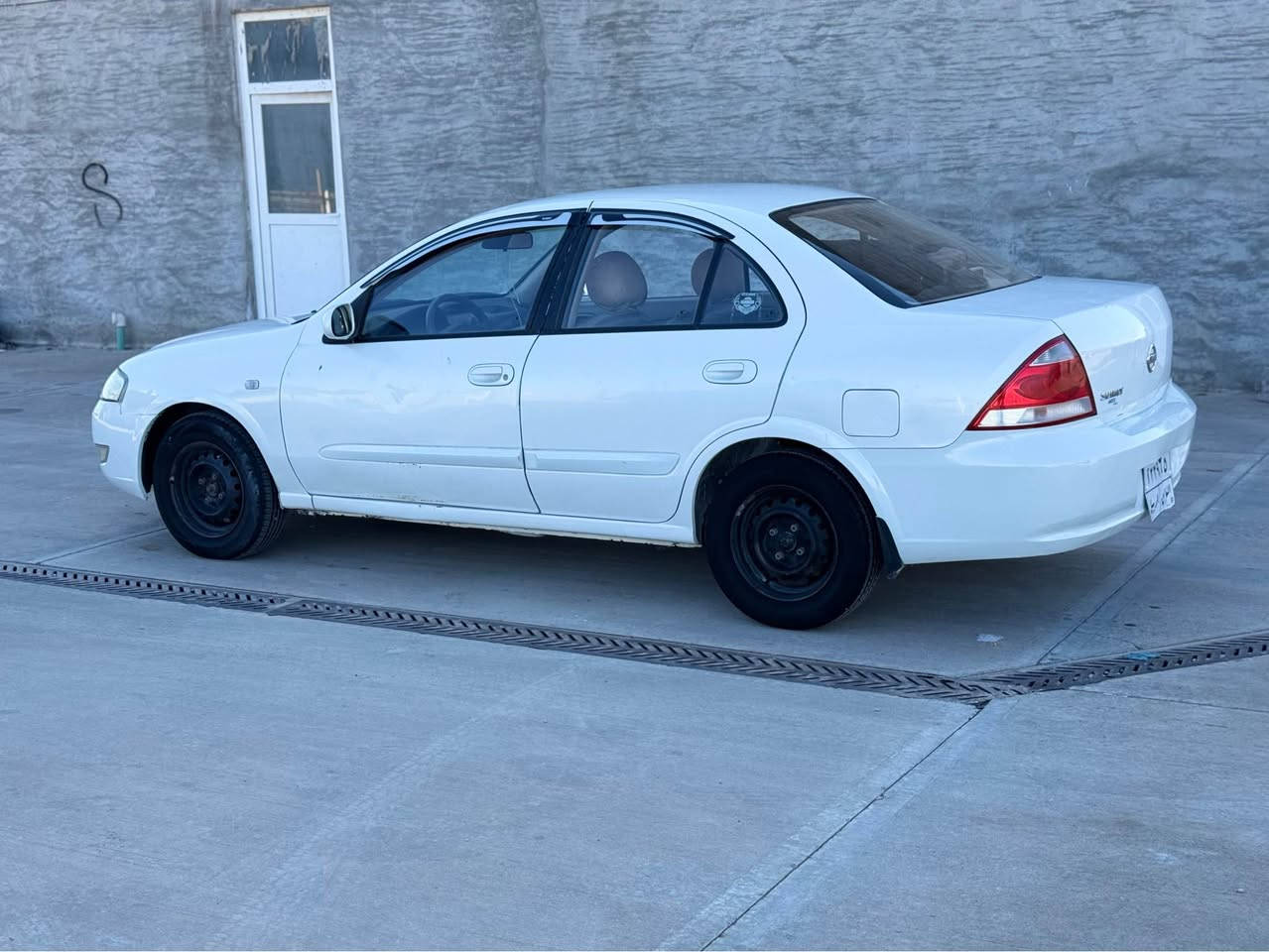 نیسان سەنی کۆری  چوار جام کارەبا  کەلە و شوێن عەینەک 
ناو زەرد --- سەنەوی بەسەر نە چووە بە ناوی خۆما نە وەیە بەشەرتی تەحویل  خرامە وەکالە--- گێڕ و مەکینەی بەشەرت نەکرا وە تەوە بێعەیبە-- سۆنەرم داناوە یەک پارچەی بۆ یاخە 
سەیارەکە هیچ نوقسانی نییە بەشەرتی هەموو شتێک -- سعری کۆتای ٨٩ گەلا  لە زەڕا یەنە سەیارەکە --- 
***********-----*********** دار بنديهكان, السليمانية
