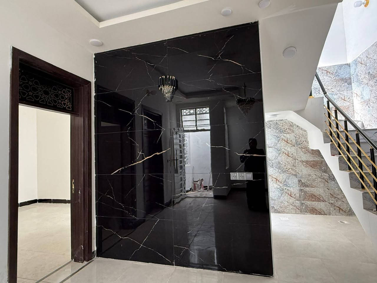 بيت  للبيع🏘

مساحه 150 متر طابق واحد غرفتين🚩 طابو زراعي سند 25 🚩  قرار محكمة 

سعر مناسب. /// بناء درجة اولى /// 
الستفسار او مراجعه انتصل ودلل📞☎️ ***********

#احجز_بيت_حلامك_الرائع

عنوان 🏘البيت نجف الشرف  على شارع المطار
مقابل   العسكري عمود 250 شارع الصب

تفاصيل 2 غرف وصاله ومطبخ  وصحيات داخل وخارج

جميع الخدمات ماء كهرباء  تبليط🛣 و مدارس ناره ليليه

بناء طابوق اساس وسقف صب كونكريت 

   الستفسار ☎️***********
 ملاحضه البيت غير مسكون

يوجد لدينا كافت العروض وبسعار مناسبه  معا  الخدمات🏗يوجد لدينا جميع المساحات
