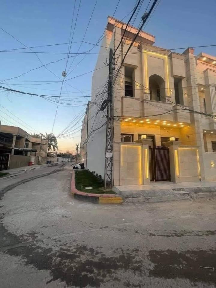 #للبيع_في_السيدية_50م_ركن_واجهة_6م_روماني
مناسب جدا جدا (268 مليوووون 
 مساحته 50 متر 
 واجهة تبلغ 6 متر
نزال يبلغ 8.35  مترًا

🛌🛋️ يتألف الطابق الأرضي من مدخلين صاله ومطبخ بالإضافة إلى حمام ملحق.

🛏️🛁 يتألف الطابق الثاني من  2 غرفة نوم 

🏡 أما الطابق الثالث، يتألف من غرفة نوم سويت    

📍موقع المنزل ركن في مربع الضباط خلف مطعم اكليل الجبال 

عندك بيت 🏠 وحاير شلون تبيعه احنة نجيبلك المشتري وبسعر الذي يناسبك

عندك بناء 🏗️ وما عندك وقت تبني احنة نبني لك بأسعار تنافسيه وبكوادر هندسيه مع توثيق مراحل العمل بالتصوير حتى تكون مطمئن

(التعامل والتفاوض مع صاحب العقار مباشر)

كنت تبحث عن فرص استثمارية عقارية في السيدية، يفضل عليك التواصل مع مكتب الاعمار  الهندسي  للاستثمار العقاري للحصول على المزيد من المعلومات والاستشارة.

للاستفسار اكثر الاتصال على الارقام التاليه ؛.

***********

***********

او زياره موقع الشركة 📍
السيدية الضباط مجاور افران الزيتون 2 
#شركه_الاعمار_الهندسي_للاستثمار_والتطوير_العقاري.
