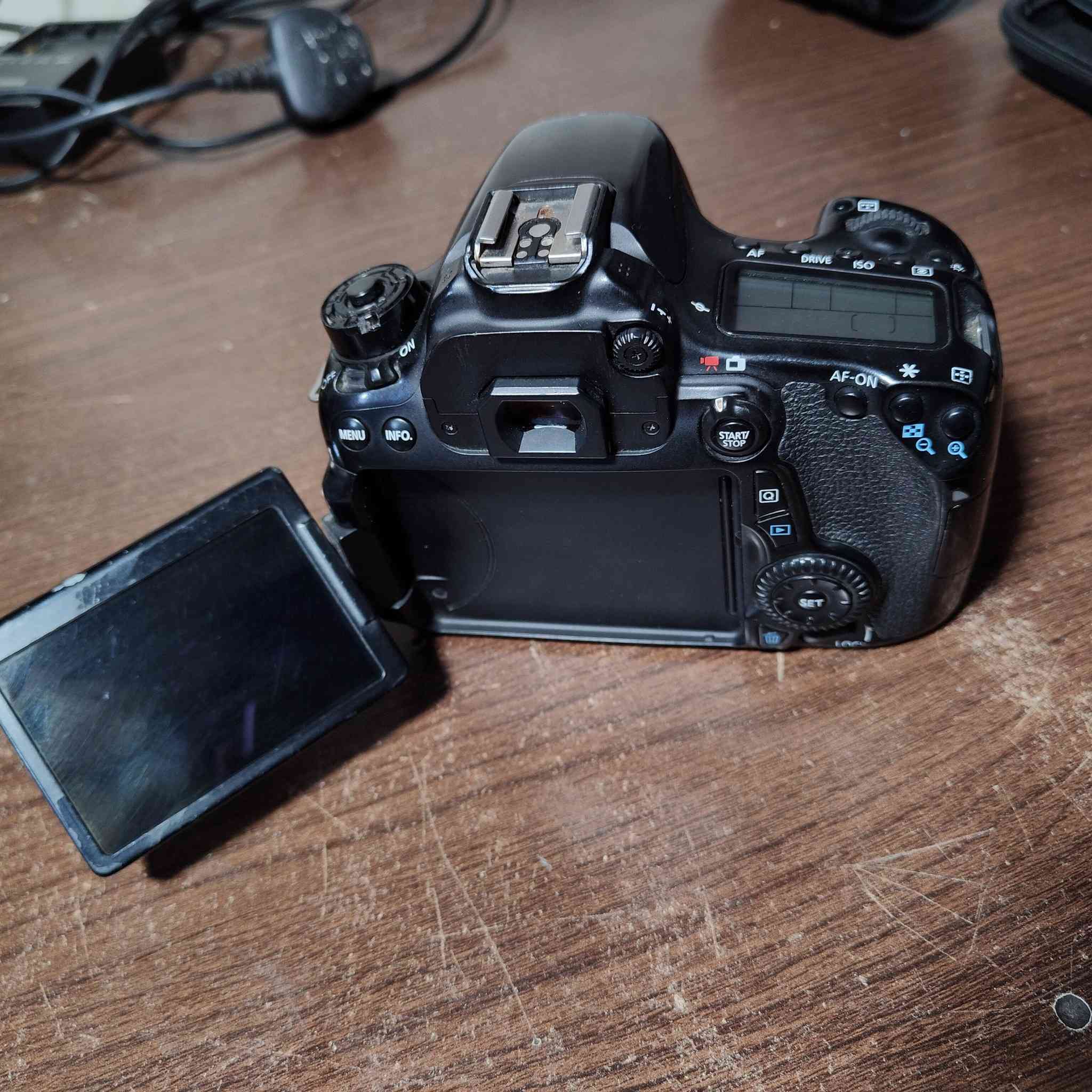 #بدي_بدي_فقط...... كانون #70D... 
نضافه 90%. 
حزام كتف 
بطاريه 
شاحنه.....
مكان #ناصريه قضاء رفاعي 
تواصل خاص 
وتساب... او #الهاتف_***********
