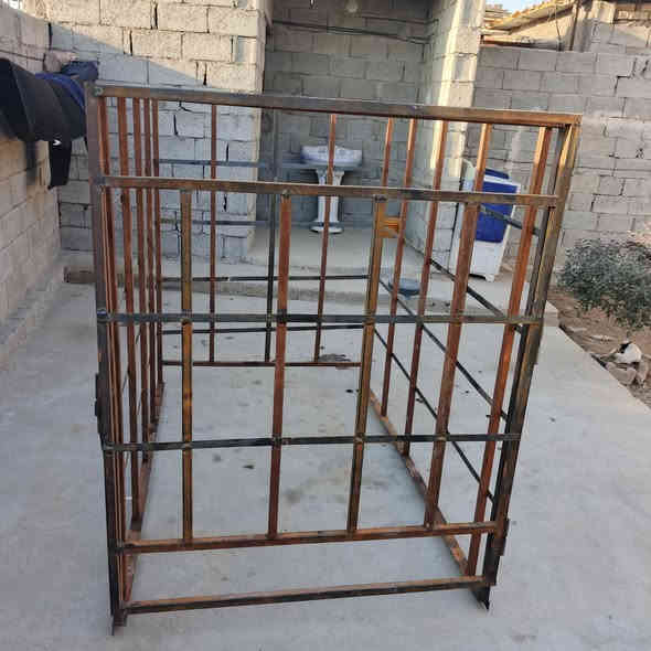 سلام عليكم محجر جمره تفصال جديد  مال عتيك و كارتون رتفاع متر ونصف محجر فيلته جديد بعده مامصبوق كامل هو وباقي لاتصال *********** عنواني بغداد جسر ديالى اسعر  150 وبي مجال حك جيه
