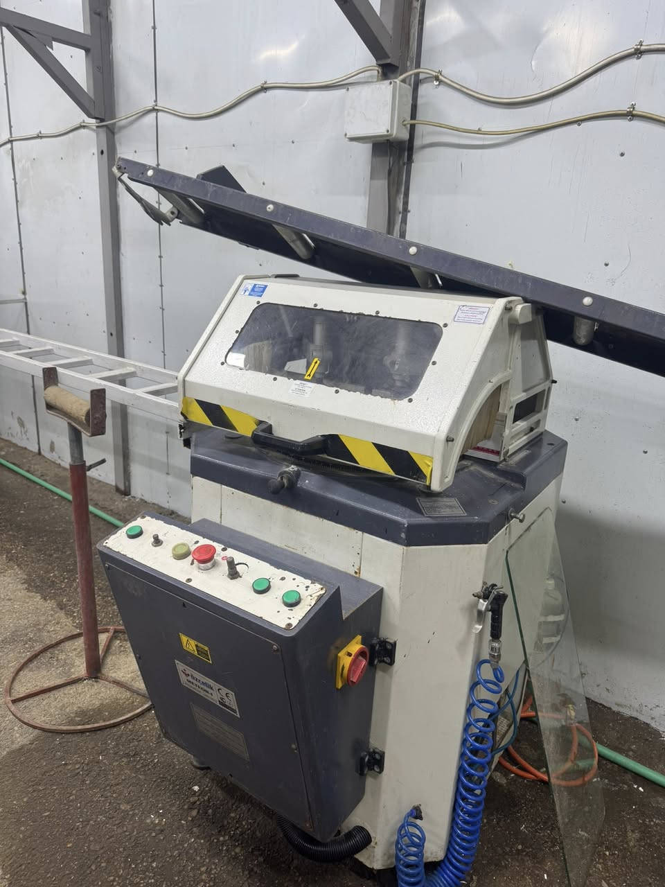 السلام عليكم.
للبيع معمل pvc نوع اوزليك تركي كامل 5 قطع كتر+لحيم+فريزه+ماسكه 3 فيز عدا الكاويه سنكل لاتصال *********** المكان بغداد زيونه
