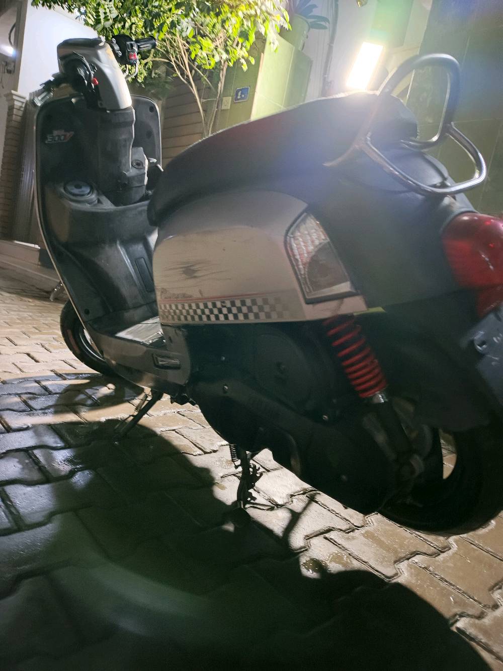 العنوان بغداد الحرية دباش 📍
السلام عليكم
الدراجه بيه نواقص مثل الدشلي مل عداد و الطوافه مل  بانزين مرات تقره ومرات متقره والدرجة مكفول انطيك ضمان لمدة يوم تفحص نكره سلف بكل وكت