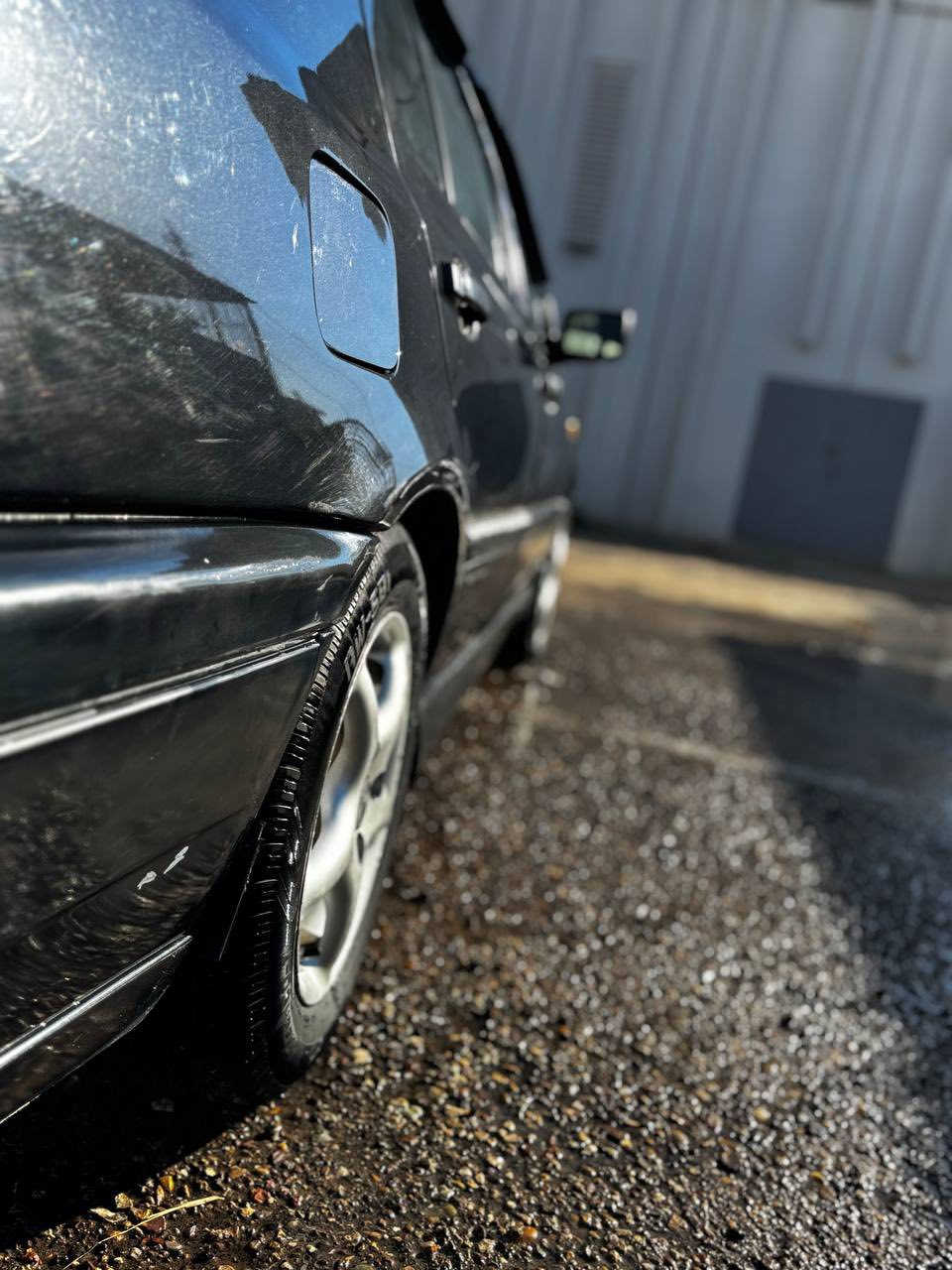 السلام عليكم .. للبيع كولف فينتو  موديل 94لون اسود السياره جديده بمعنى الكلمه
كلشي بيها شغال كير محرك شرط 
محرك 2000 كير اوتو 
تبريد ثلج كهربائياتها كلها شغاله شرط
صدر جديد ادامه كامله جديده مسويلها 
داخلها كلش نظيف كشانه جلد 
زنون عالي ناصي
تريد تحويل او وكاله رقم بغداد 
سعرها 54 وبيها مجال حك الجيه
مكاني بغداد - ابو غريب - الزيتون
***********
